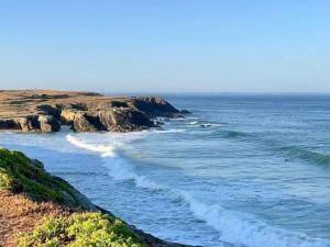 Una vista del océano con rocas en el agua. en Saint-Pierre-Quiberon - Appartement 2P 28m² - 4 pers - Jardin clôturé - Animaux acceptés - FR-1-478-114, en Saint-Pierre-Quiberon