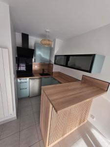 Η κουζίνα ή μικρή κουζίνα στο Appartement Chambre d'Amour