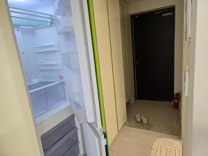 Un refrigerador vacío con la puerta abierta en una habitación. en 1min,from JangSan Station, en Ch'ŏngsap'o