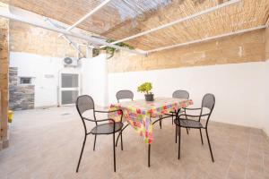 a dining room with a table and chairs at Dimora Bianca in San Cesario di Lecce