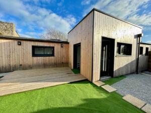 a wooden house with a deck and green grass at Maison rénovée 6 pers, centre Quiberon, jardin, proche plage et commerces - FR-1-478-264 in Quiberon