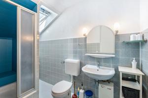 une salle de bains avec toilettes, lavabo et miroir dans l'établissement Ferienwohnung Bauernhof Rohde, à Gremersdorf 24 autres photos
