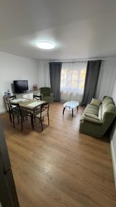 a living room with a couch and a table at Apartament ilie in Satu Mare