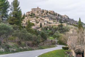 a house on top of a hill with a road at Villa les Lauriers in Lioux