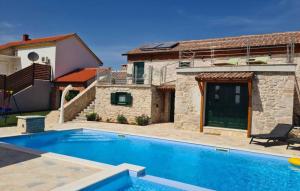 Donja JagodnjaにあるVilla Kunta by Villas Guideのヴィラ(家の前にスイミングプール付)