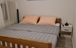 Donja JagodnjaにあるVilla Kunta by Villas Guideの寝室に枕が2つ置かれたベッド