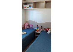- une chambre pour enfants avec un lit bleu et des jouets dans l'établissement Feriendorf Le Tamerici Mobilehome Gorgona für 5 Personen, à Marina di Cecina 21 autres photos