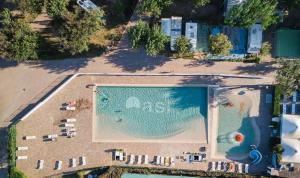 einen Blick über einen leeren Pool in der Unterkunft Feriendorf Oasi Mobilehome Maui für 5 Personen in Sottomarina