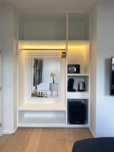 Μια τηλεόραση ή/και κέντρο ψυχαγωγίας στο Namur Suites +4 φωτογραφίες