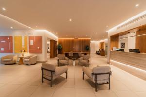 une salle d'attente à l'hôpital avec des chaises et une table dans l'établissement Comfort Inn Monterrey Valle, à Monterrey