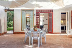 ein weißer Tisch und Stühle auf einer Terrasse in der Unterkunft Villa Rossana sul mare in Santa Flavia + 28 Fotos