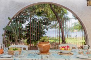 einen Tisch mit einer Obstschale darüber in der Unterkunft Villa Rossana sul mare in Santa Flavia