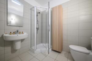 een badkamer met douche, wastafel en toilet bij Le COQ Wagner - Garage -AC- Swimming pool in Menton