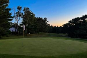 ein Golfplatz mit einer Flagge auf einem Grün in der Unterkunft The Kettle Cottage in Cotuit