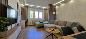 una sala de estar con un sofá y una mesa en Leaf & Loft, en Novi Sad