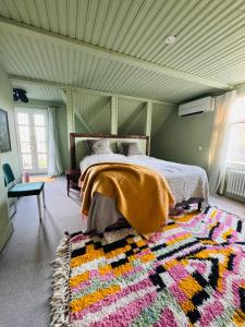 a bedroom with a bed and a colorful rug at Torp Solbacka in Raseborg