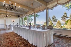 a long white table in a room with large windows at The Inn at Gran View Ogdensburg, an Ascend Collection Hotel in Ogdensburg +59 photos