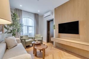 Μια τηλεόραση ή/και κέντρο ψυχαγωγίας στο Riviera Family Suite