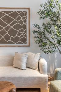 豪尔费坎Riviera Family Suite的客厅的沙发,墙上挂着一幅画 更多36张照片