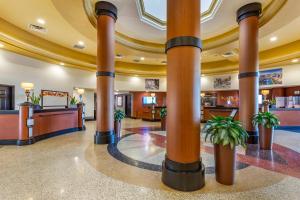 um saguão de um hospital com grandes colunas em Bluegreen Vacations Club 36, an Ascend Collection Resort em Las Vegas mais 38 fotografias