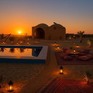Ein Resort mit Pool in der Wüste bei Sonnenuntergang in der Unterkunft Soléi Desert Retreat in siwa oasis