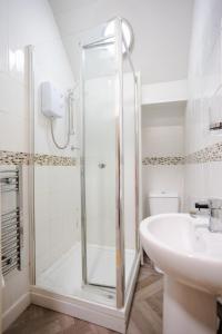 ein Badezimmer mit Dusche und Waschbecken in der Unterkunft Modern 1-BR Apartment near Cardiff City Centre in Cardiff