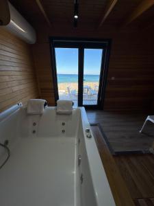 SarıyerにあるGoga Otelの窓付きの客室で、白い大型バスタブが備わります。