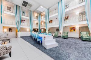 ブルー・アッシュにあるThe Blu Hotel Blue Ash Cincinnati, an Ascend Collection Hotelの広い客室で、中央に椅子とテーブルがあります。