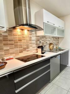 Kuchyň nebo kuchyňský kout v ubytování 36th floor Sky city- 2 bedroom app free private parking