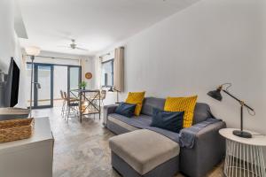 a living room with a couch and a table at Casa Bidasoa 35 in Playa Blanca