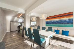 Posezení v ubytování Luxury Family Beach House with Sea Views -Sleeps 8