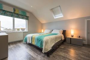 Postel nebo postele na pokoji v ubytování Luxury Family Beach House with Sea Views -Sleeps 8