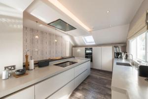 Kuchyň nebo kuchyňský kout v ubytování Luxury Family Beach House with Sea Views -Sleeps 8 + 10 fotografií