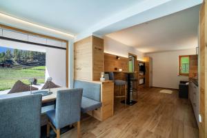 an office with a desk and chairs and a window at Ferienwohnung Lazins in Pfelders