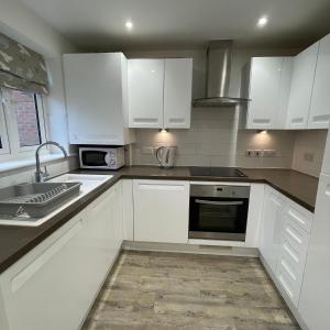 CamberにあるRock Lobsterの白いキッチン(白いキャビネット、シンク付)