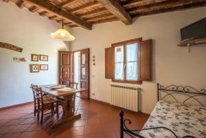 a kitchen and dining room with a table and chairs at Poggio Primo - Trilocale Etrusco in Castiglion Fibocchi