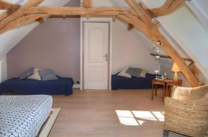 1 Schlafzimmer mit 2 Betten im Dachgeschoss in der Unterkunft Gîte de la Mésange in Saint-Nicolas-des-Motets