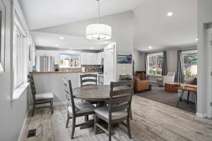 サンリヴァーにある2 Killdeerのテーブルと椅子のあるキッチンとダイニングルーム