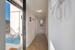 - un couloir avec une porte menant à un balcon dans l'établissement Casa Marincanto, à Varazze 21 autres photos