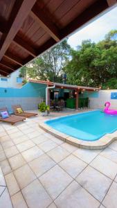 Pousada com café da manhã, piscina, natureza, sossego no Norte da Ilha, Ingleses في فلوريانوبوليس: مسبح على فناء مع بيت