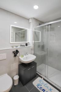 Un baño con inodoro, lavabo y ducha. en Homefeld Suite - Elegante und moderne Ferienwohnung zentral in Hünfeld bei Fulda mit Küche, kostenlosem Parkplatz und WLAN, en Hünfeld