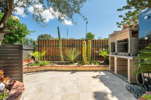 a garden with cacti and a fence at Il Nido di Mennenne in Villasimius