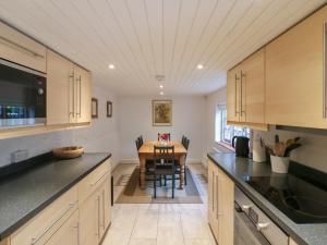 eine Küche mit Tisch und ein Esszimmer in der Unterkunft Cherry Cottage in Withyham