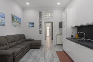 a living room with a couch and a kitchen at Casa Bella in Palermo