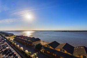 Una vista aérea de un río con un grupo de edificios. en Xtay Cais Rooftop - Studio completo com vista panorâmica Skyglass Tetto - Orla do Guaíba, en Porto Alegre