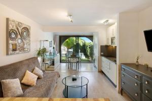 Μια τηλεόραση ή/και κέντρο ψυχαγωγίας στο Apartment with beautiful Sea Views