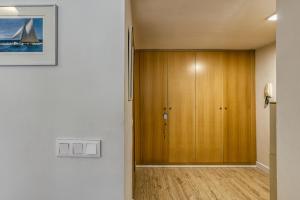 a hallway with a wooden cabinet in a room at Loft Palamós in Palamós