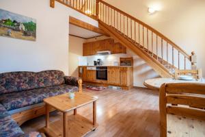 un salon avec un canapé et un escalier dans l'établissement Haus Albatros Wohnung 5, à Ostseebad Koserow