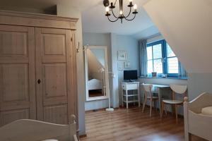 Klein GelmにあるDünenresidenz Glowe Dünenresidenz Glowe A 31のベッドと鏡付きの机がある寝室