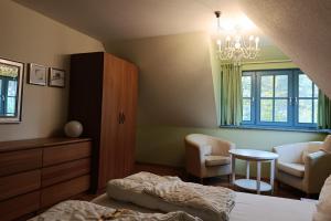 Klein GelmにあるDünenresidenz Glowe Dünenresidenz Glowe A 31のベッドと椅子とテーブルのある寝室